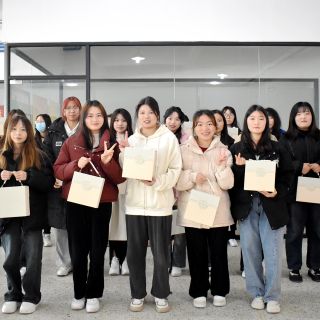 “送你一朵小紅花”！邊鋒開展婦女節(jié)福利贈送活動